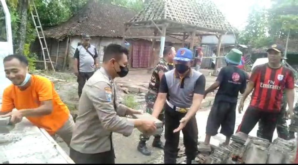 Polsek Jabon bersama Tiga Pilar bantu Rutilahu milik warga