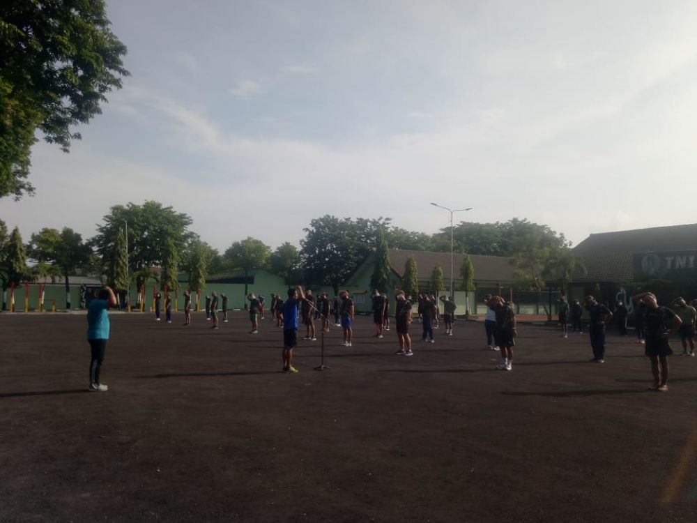 Personil Korem 084/BJ lakukan olahraga rutin