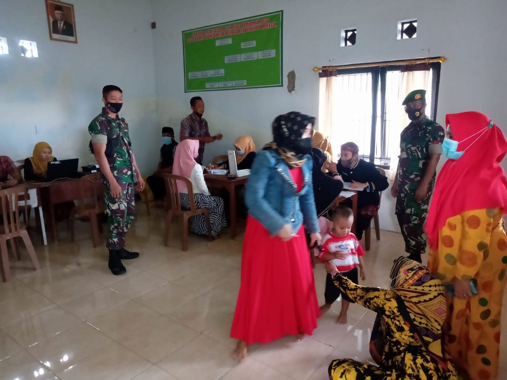 Babinsa Koramil Palengaan dan Bhabinkamtibmas lakukan pendampingan penerimaan BLT-DD