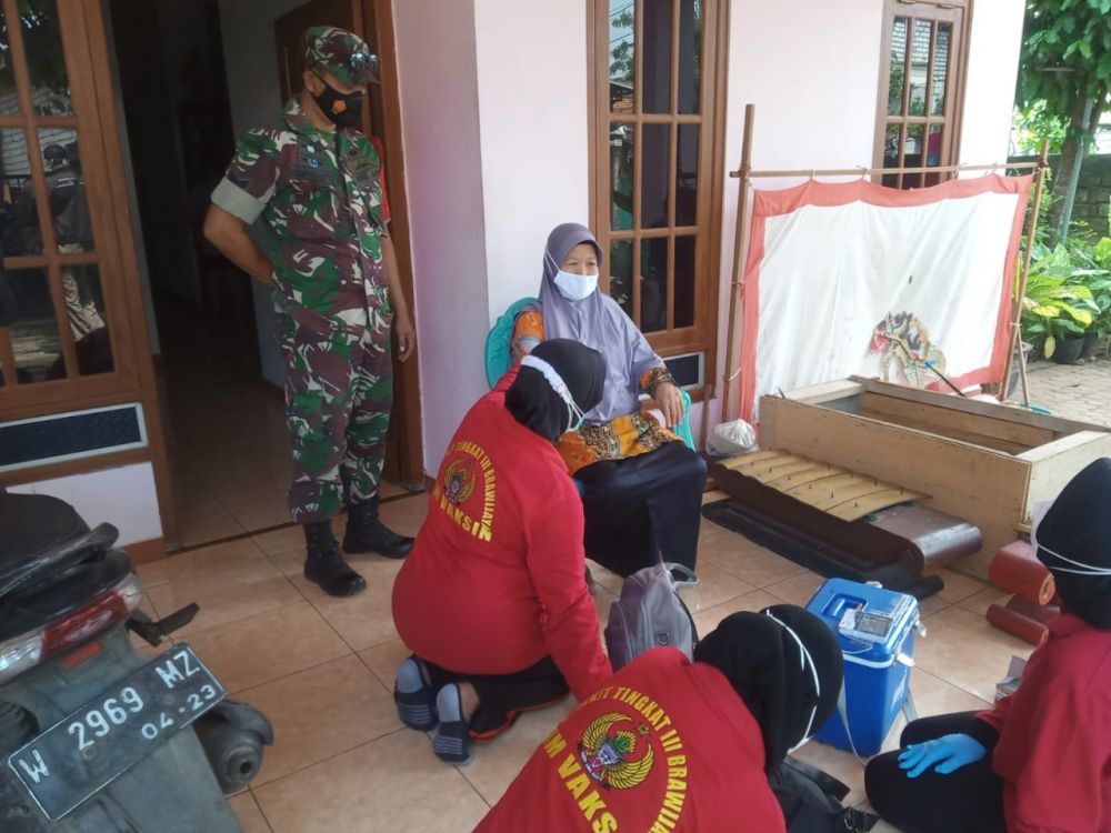 Babinsa Koramil Panceng dan Nakes terus lakukan Vaksin Door to Door