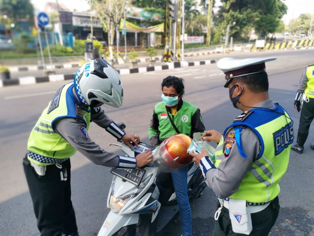 Satlantas Polres Gresik gelar Ops Zebra Semeru dan berbagi masker