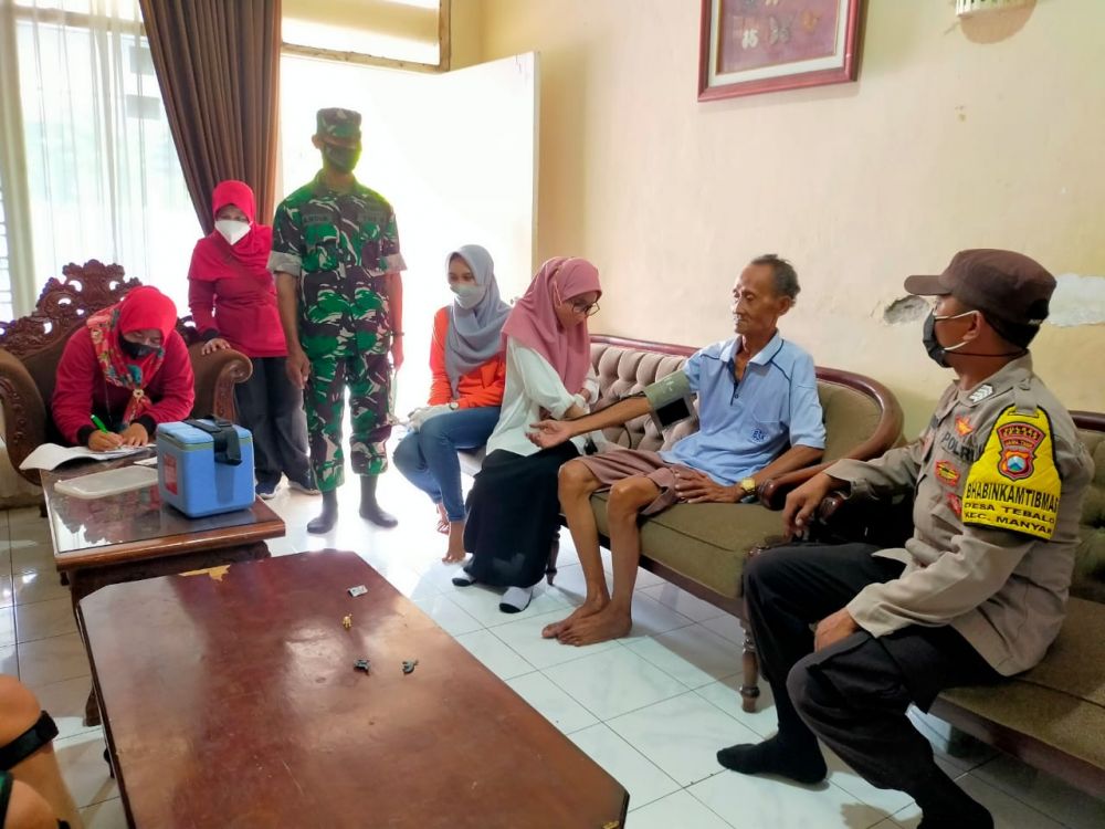 Serma Randim dampingi vaksin lansia Door to Door