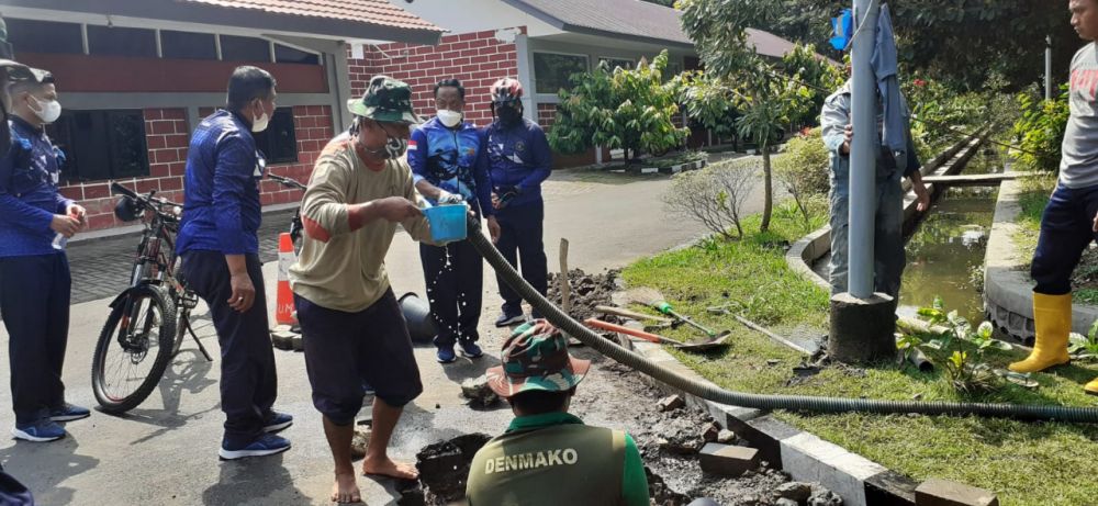 Dankodiklatal Laksamana Madya TNI Nurhidayat saat cek saluran air