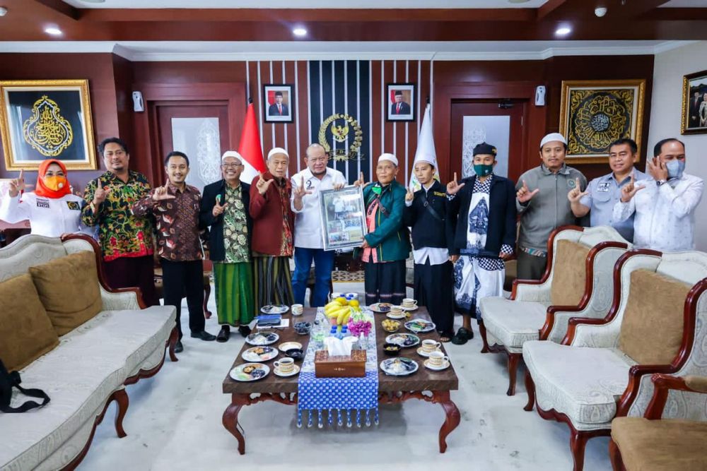 Ketua DPD RI AA LaNyalla Mahmud Mattalitti saat menerima audiensi ulama perwakilan dari berbagai pondok pesantren di Jatim