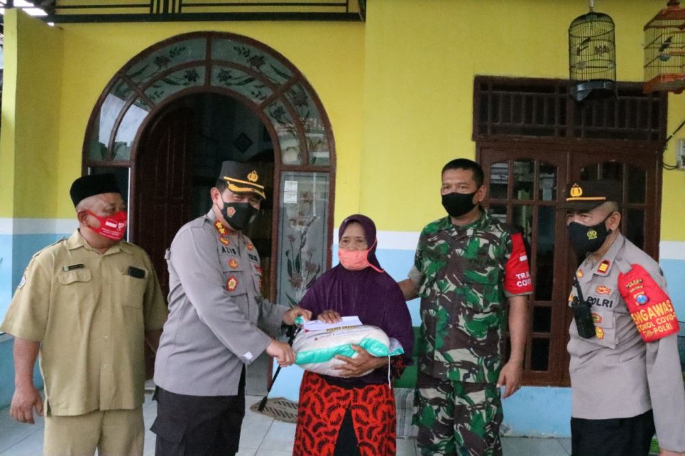 Kapolres Gresik AKBP Mochamad Nur Azis saat memberikan paket bantuan