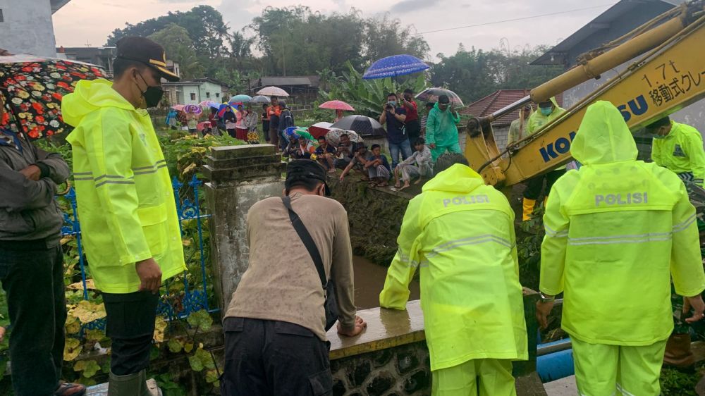 Polres Batu Siaga bencana dengan bersihkan sampah sungai Ledok
