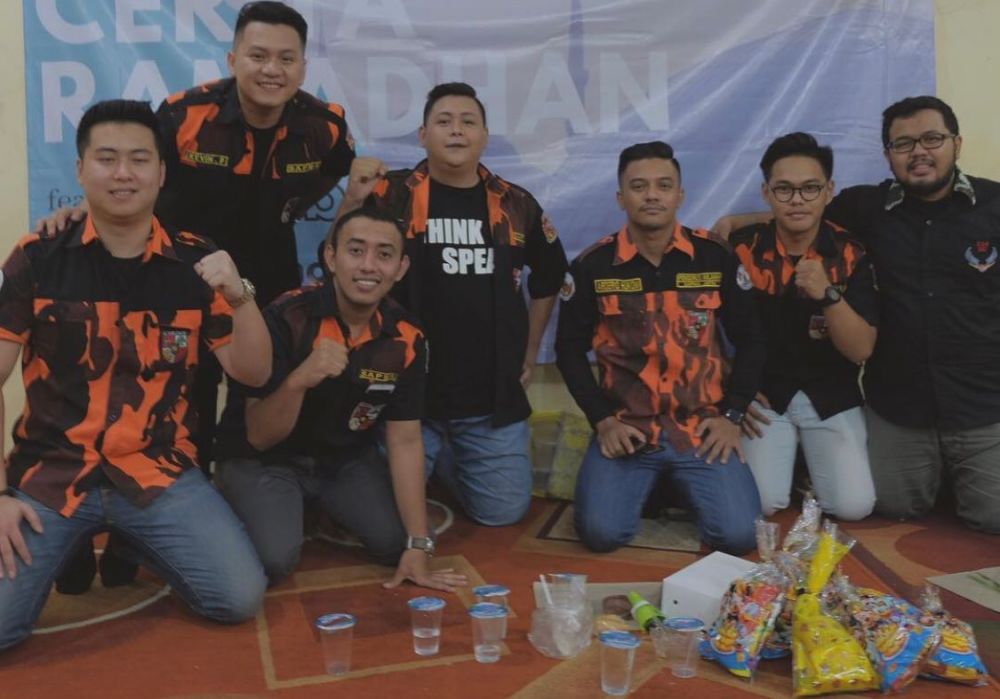 Wakil ketua Sapma PP Jatim Arderio Hukom beserta anggota Sapma Pemuda Pancasila