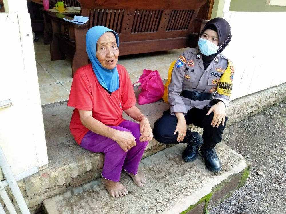 Bhabinkamtibmas Polwan saat sambangi warga lansia binaan