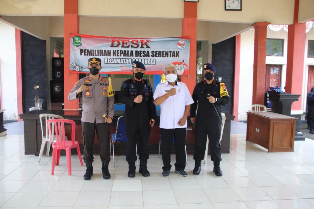 Dansat Brimob Polda Jatim Kombes Pol Amostian di dampingi Kapolres Sumenep AKBP Rahman Wijaya