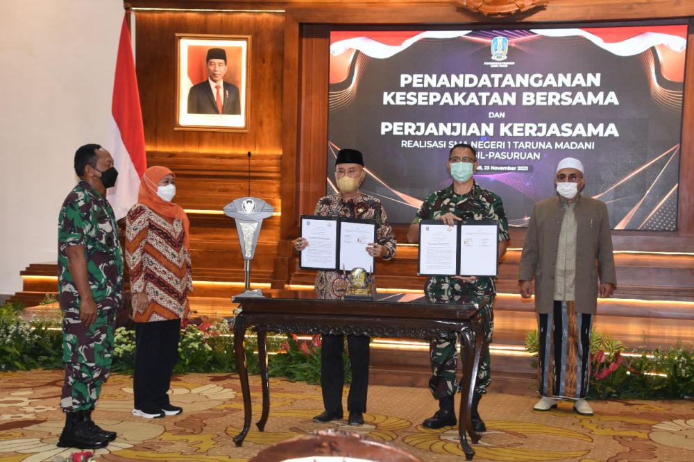 Dankodiklatal Laksamana Madya TNI Nurhidayat saat penandatanganan kesepakatan bersama realisasi SMAN 1 Taruna Madani