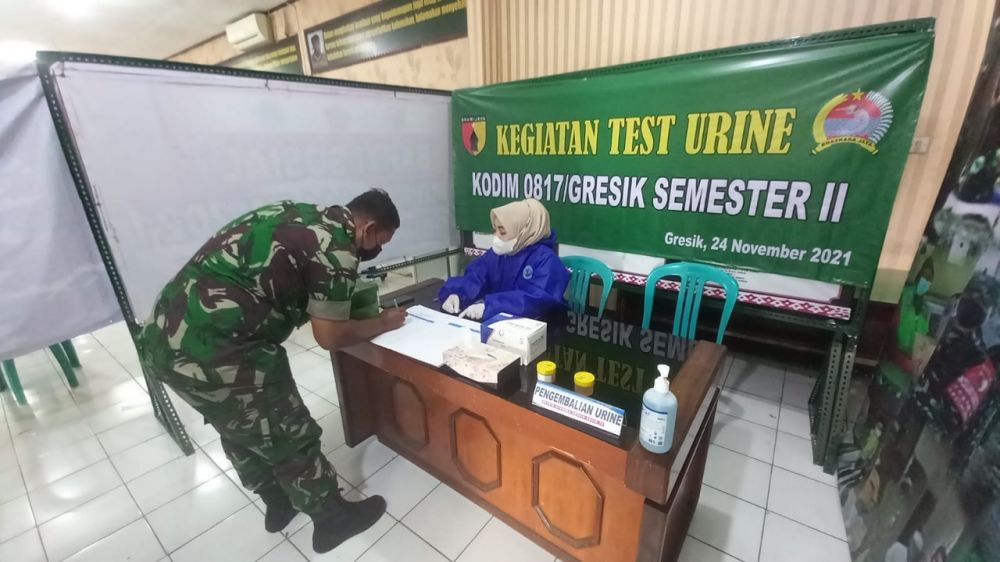 Prajurit Kodim 0817 Gresik saat lakukan tes urine narkoba
