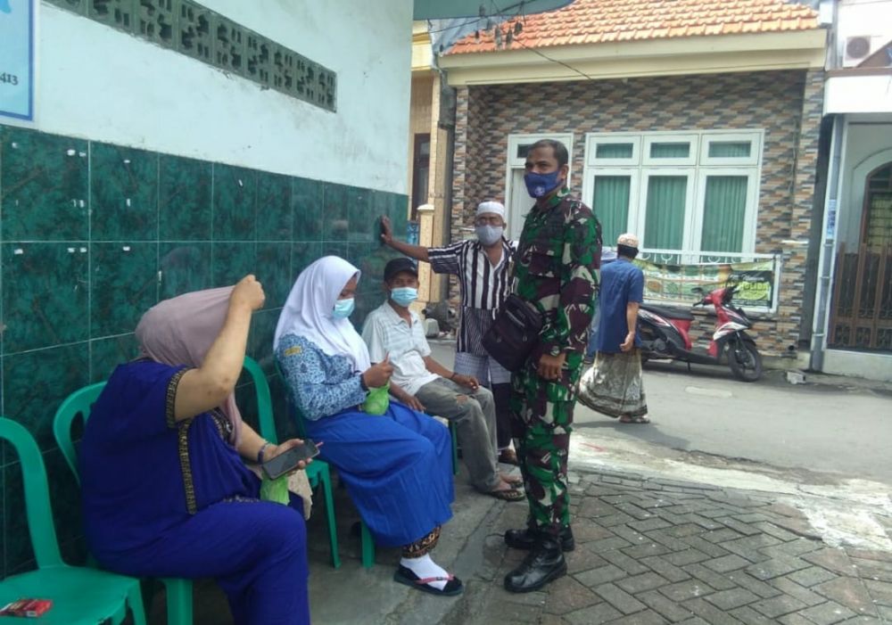 Babinsa Kelurahan Ampel Lakukan Pendampingan Vaksin Beri Rasa Aman