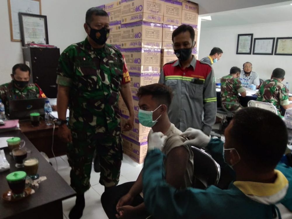 Babinsa Pangarengan Tanggap Serbuan Vaksin di PT Garam