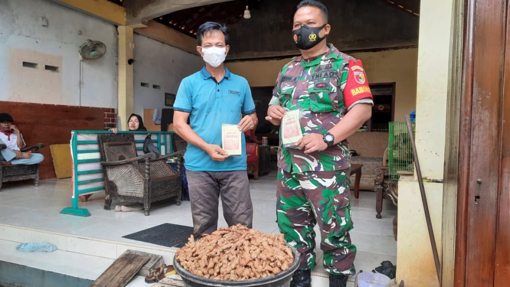 Sertu Teguh saat kunjungi rumah Suhartono penjual kopi jahe
