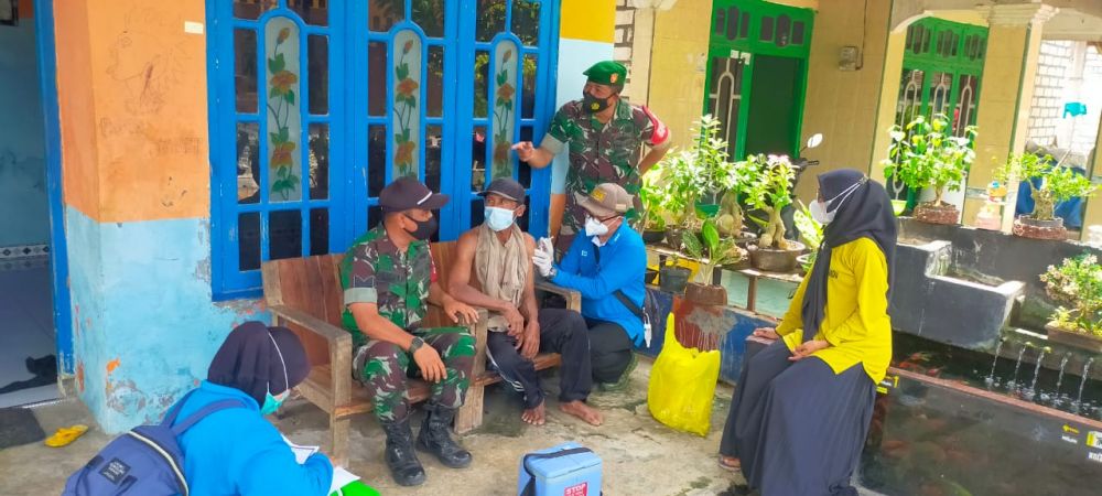Ringankan Beban Warga Koramil Dukun Dampingi Vaksin Door to Door
