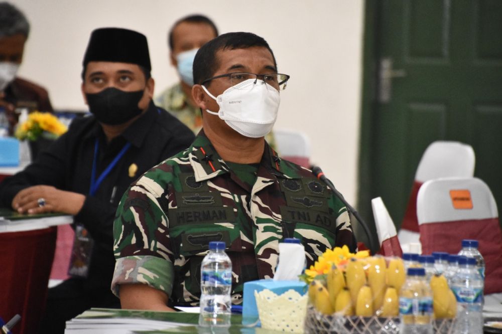 Danrem 084/BJ Brigjen TNI Herman Hidayat Eko Atmojo saat pimpin vidcon