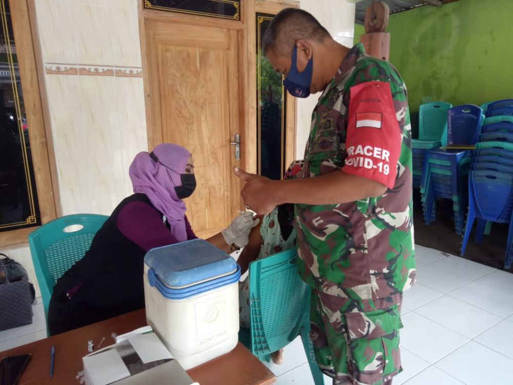 Pendampingan Babinsa Kedamean Buat Warga Lebih Yakin Manfaat Vaksin