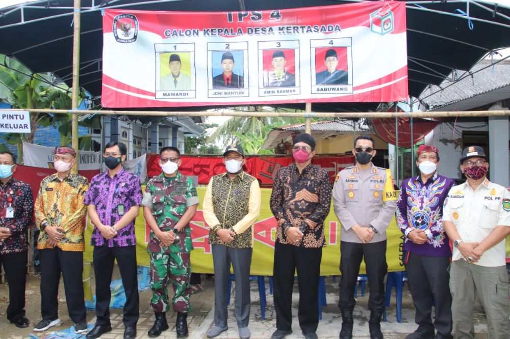 Kapolres Sumenep AKBP Rahman Wijaya bersama Forkopimda cek TPS