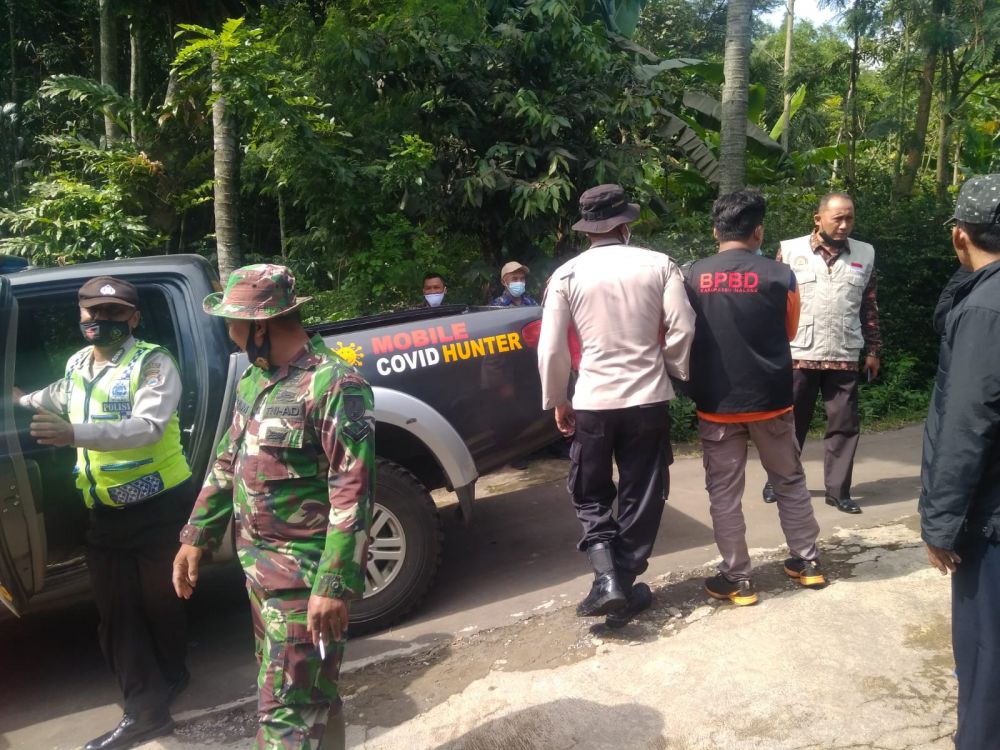 Polres Malang saat bantu evakuasi bersama warga