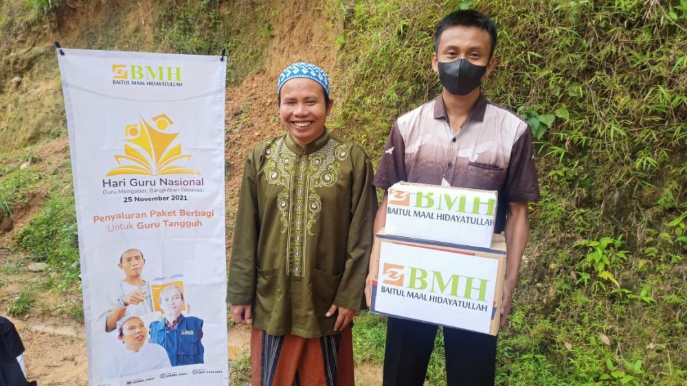 Laznas BMH berbagi bingkisan ke guru di pedalaman