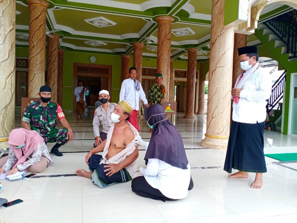 Polres Bojonegoro Beri Vaksin Jemaah Solat Jum'at Kejar Herd Immunity