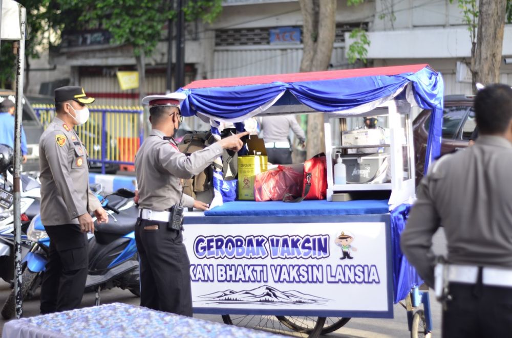 Polres Probolinggo gunakan gerobak vaksin di pasar