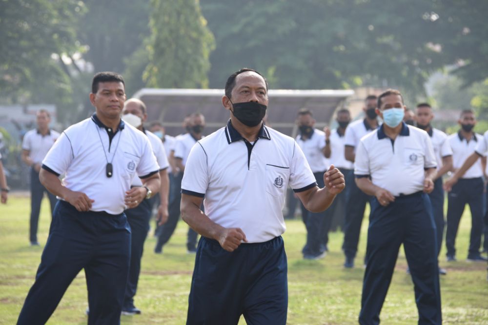 Dankodiklatal Laksamana Madya TNI Nurhidayat saat olahraga bersama prajurit
