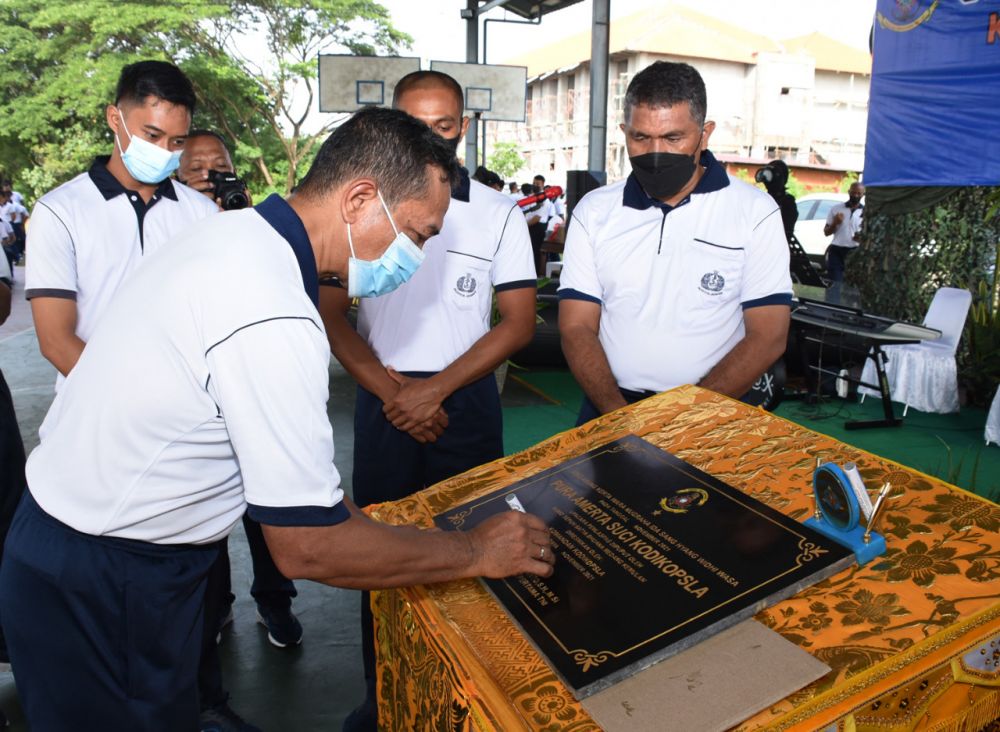 Dankodikopsla Kodiklat Laksma TNI Octavianus Budi Susanto saat meresmikan tempat ibadah