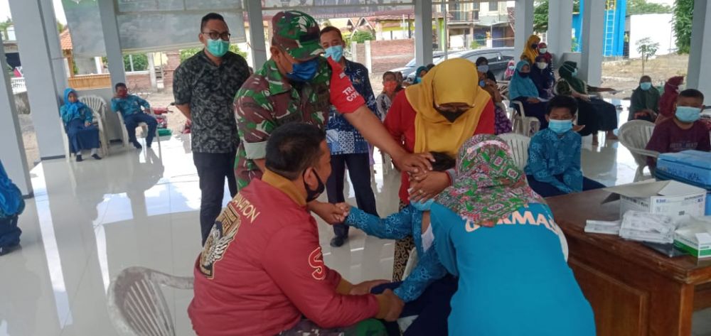 Danramil Balongpanggang lakukan pendampingan Vaksin ke anak-anak sebagai bentuk kepedulian
