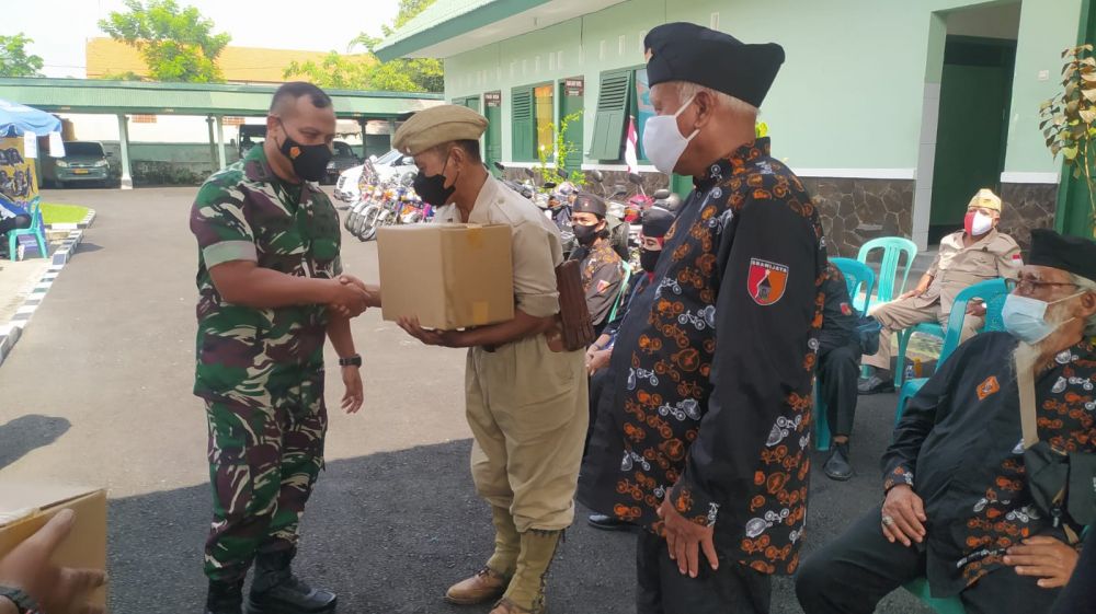 Dandim 0830/SU memberikan bingkisan secara simbolis ke masing-masing komunitas