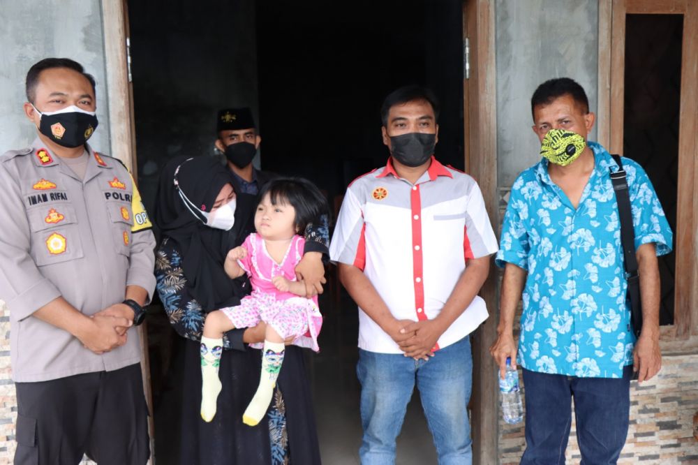 Kapolres Situbondo AKBP Ach. Imam Rifai saat kunjungi penderita Hidrocephalus