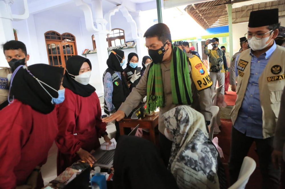 Kapolda Jatim Irjen Pol Dr Nico Afinta saat cek akselerasi vaksin Nasional di Bangkalan
