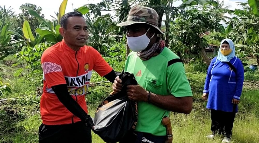 Dandim 0610 Gelar Gowes Bareng Perwira dan Bagikan Sembako ke Petani