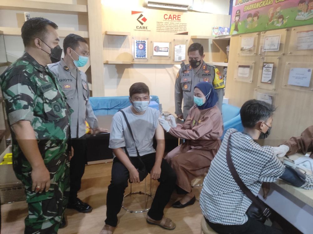 Kapolres Gresik AKBP Mochamad Nur Azis saat tinjau vaksin