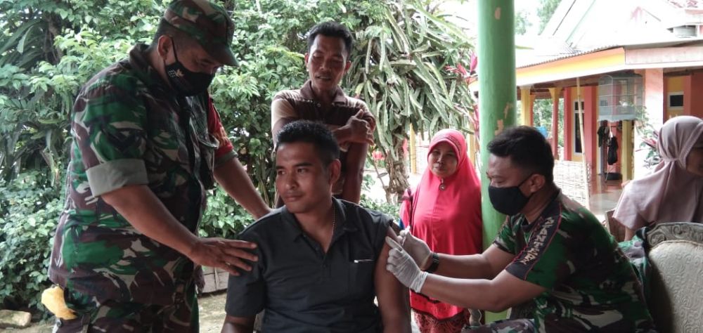 Koramil 0826/12 Kadur gelar Vaksin ke warga