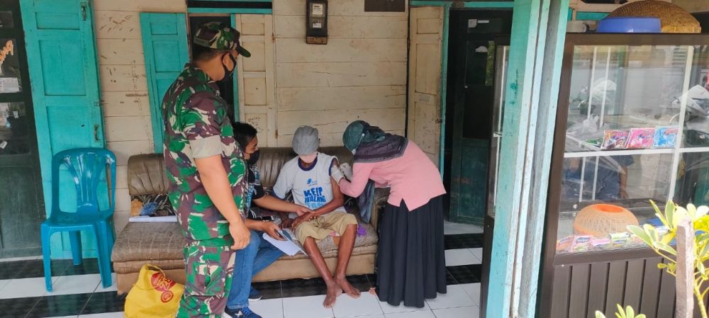 Koramil 0817/08 Cerme vaksin lansia Door to Door