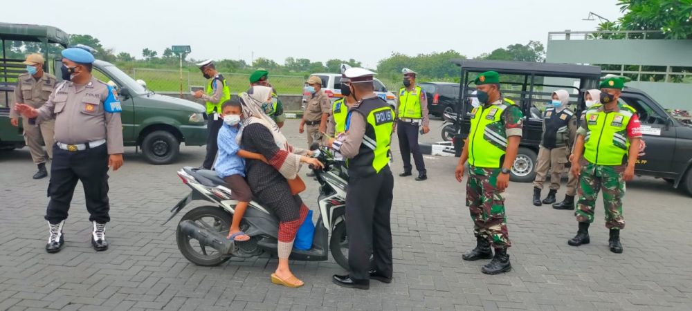 Babinsa Koramil Gresik dan Bhabinkamtibmas terus gencarkan penegakan Prokes