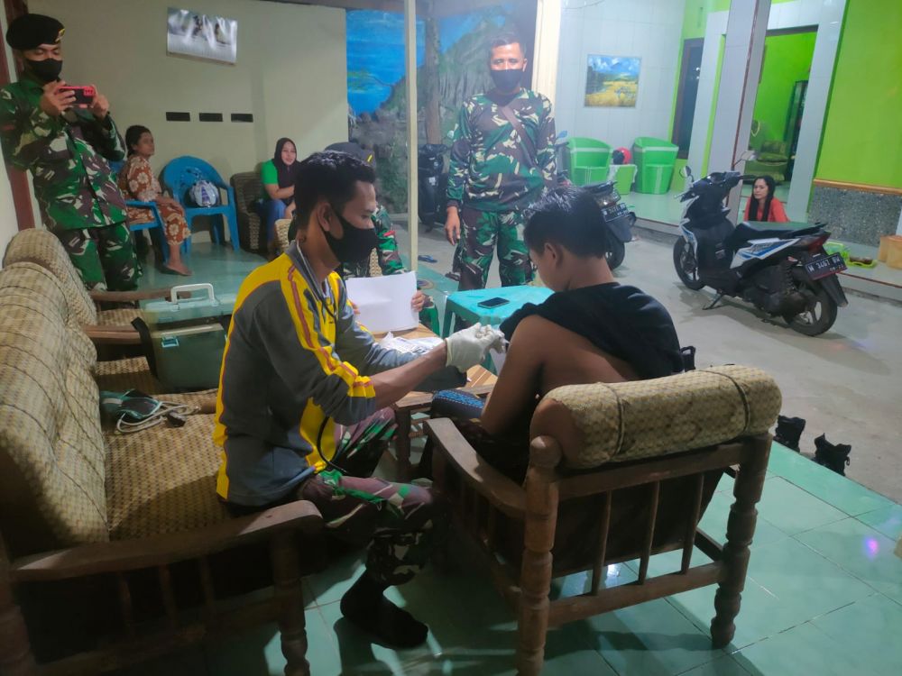 Koramil 0826/06 Pademawu lakukan Vaksin Door to Door
