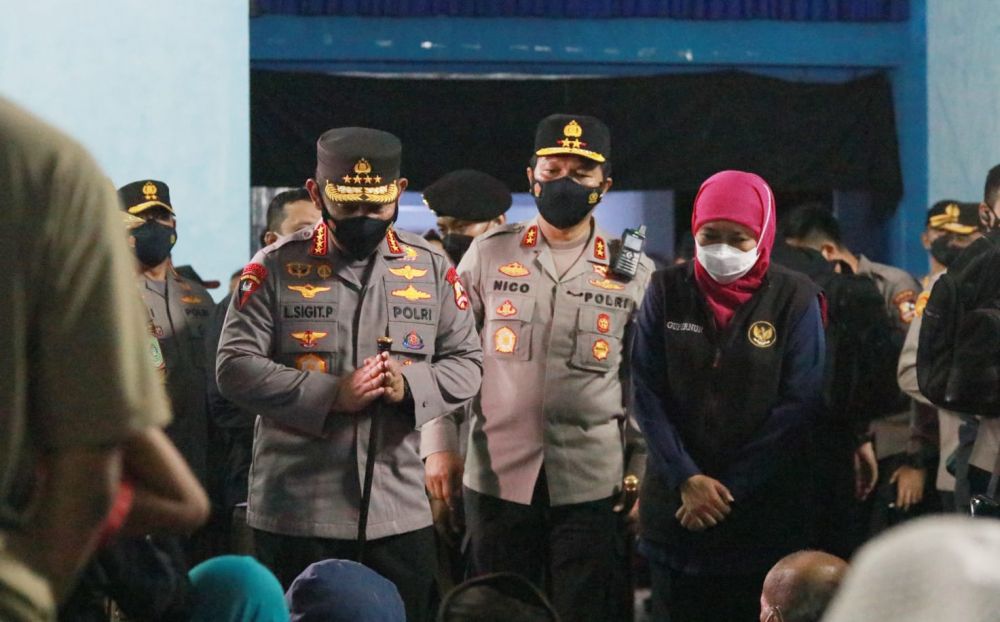 Kapolri Jenderal Listyo Sigit Prabowo didampingi Kapolda Jatim Irjen Pol Dr Nico Afinta dan Gubernur Jatim Khofifah Indar Parawansa saat tinjau lokasi Erupsi Gunung Semeru Lumajang