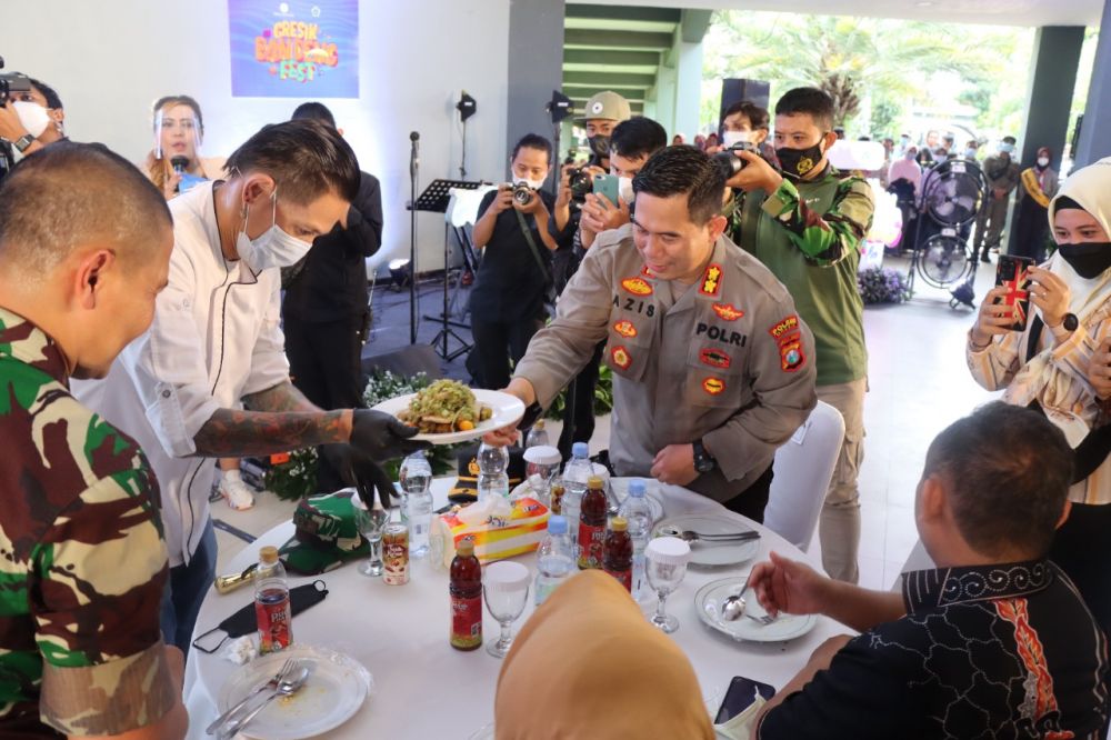 Kapolres Gresik AKBP Mochamad Nur Azis saat mencicipi masakan chef Juna
