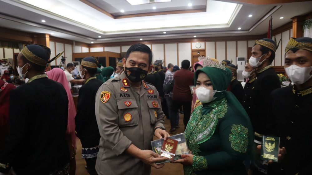 Kapolres Gresik AKBP Mochamad Nur Azis saat memberikan selamat