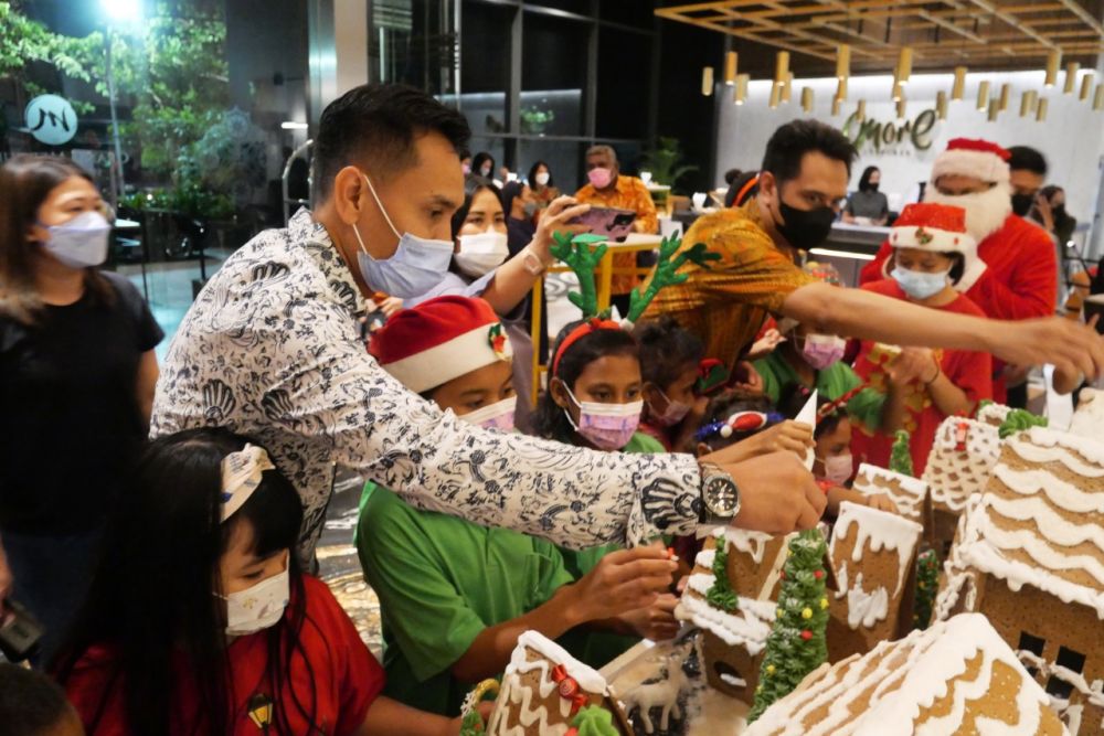 Grand Mercure Surabaya City Sambut Natal dan berbagi
