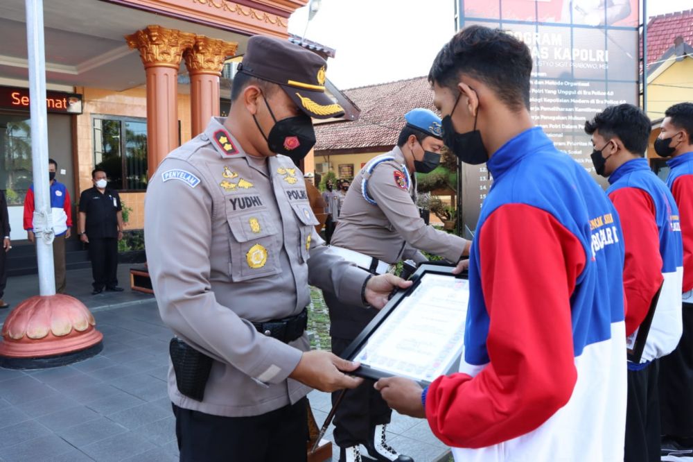 Kapolres Blitar Kota AKBP Dr Yudhi Hery Setiawan saat memberikan penghargaan