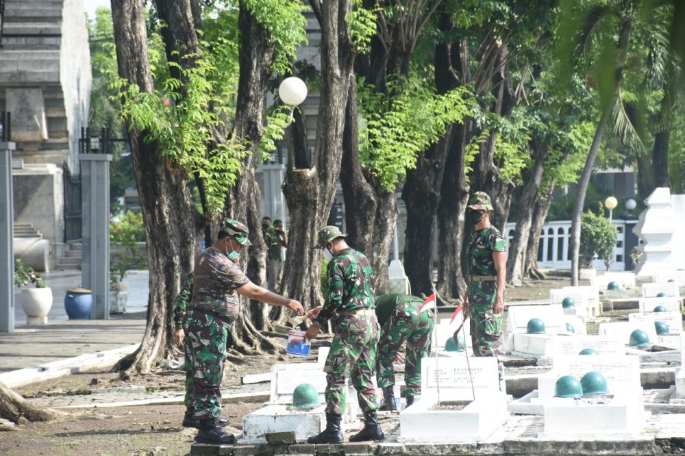 Korem 084/BJ gelar karya bhakti di TMP 10 November Mayjen Sungkono Surabaya