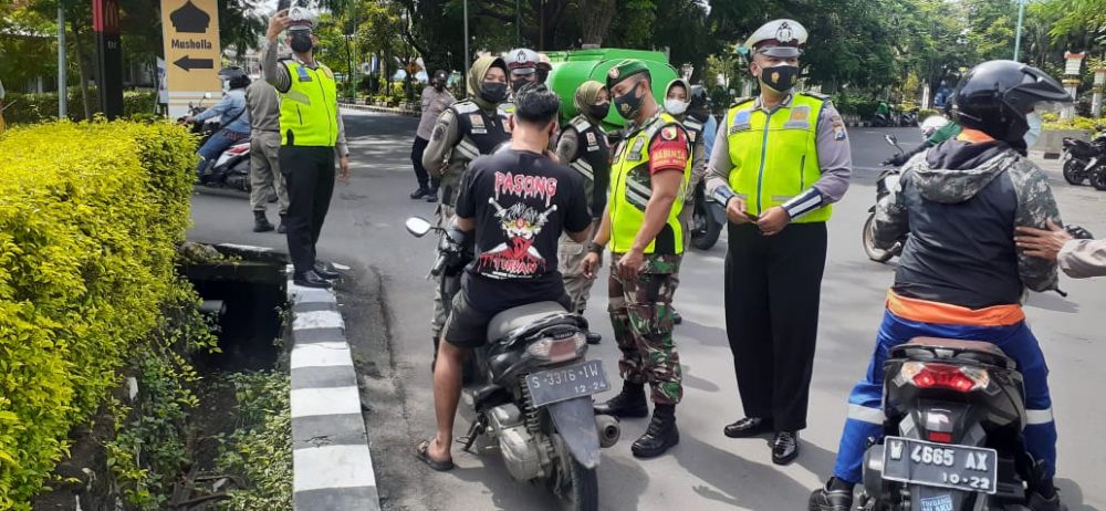 Kodim 0817 Gresik bersama Satpol-PP dan Kepolisian terus gencarkan Prokes