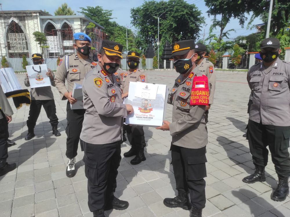 Kapolres Gresik AKBP Mochamad Nur Azis saat memberikan surprise ke anggota yang ulang tahun
