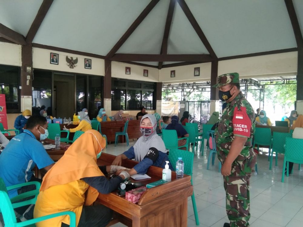 Serma Suyatno saat dampingi vaksin warga