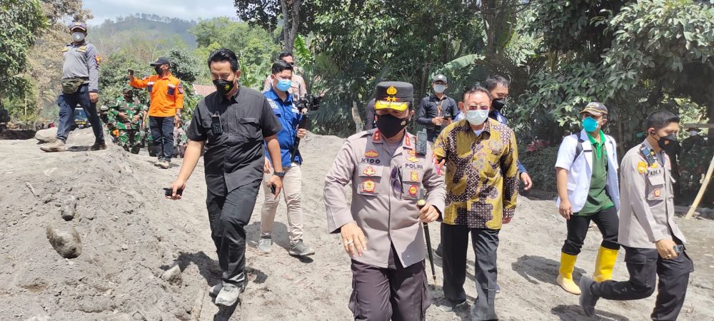 Kapolda Jatim Irjen Pol Dr Nico Afinta saat cek lokasi Erupsi Gunung Semeru