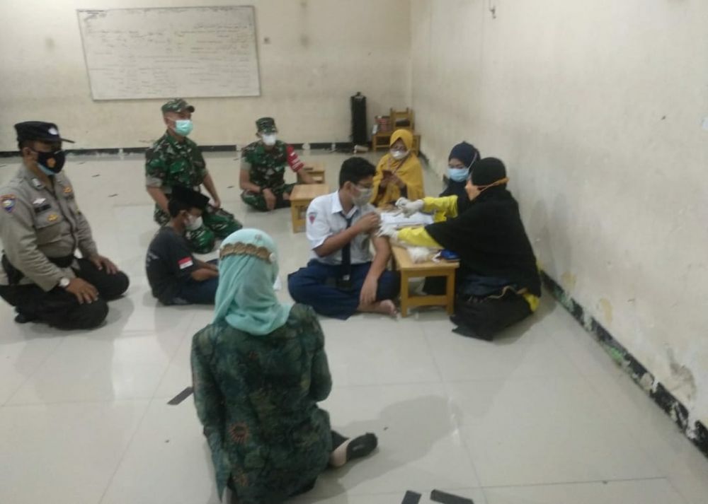 Bhabinkamtibmas dan Babinsa Koramil Bubutan dampingi siswa SMP Muhammadiyah Vaksin
