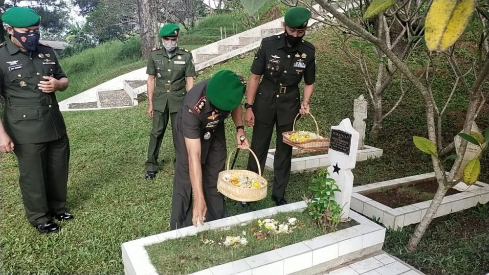 Dandim 0610 Sumedang, Letkol. Inf. Zaenal Mustofa. S.E., M.Si., saat menabur bunga di Taman Makam Pahlawan Cimayor